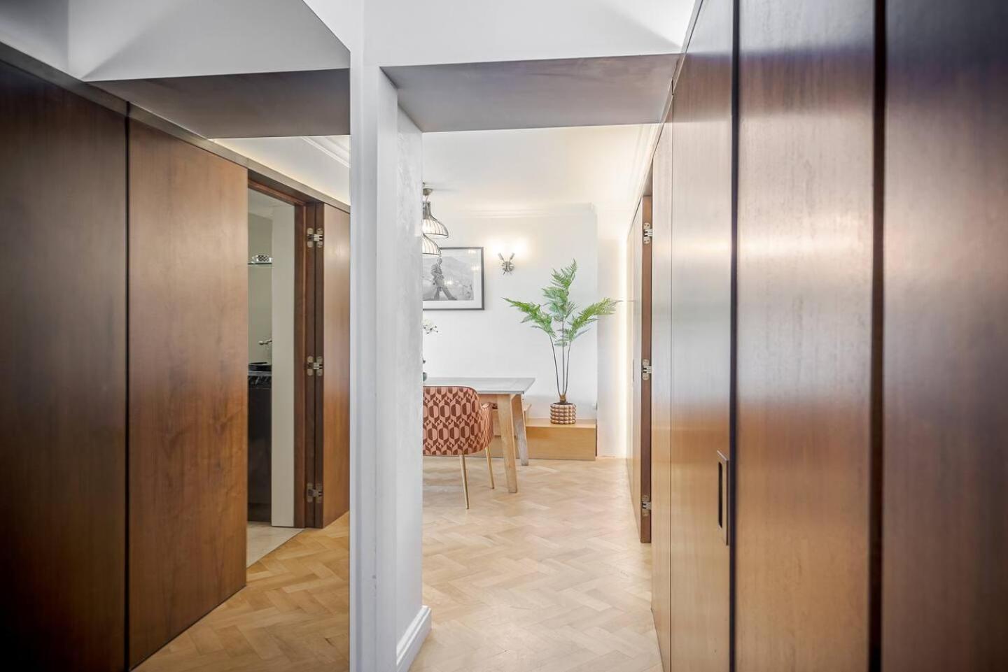Modern Knightsbridge Apartment With Balcony Overlooking Harrods Prime Location London Bagian luar foto