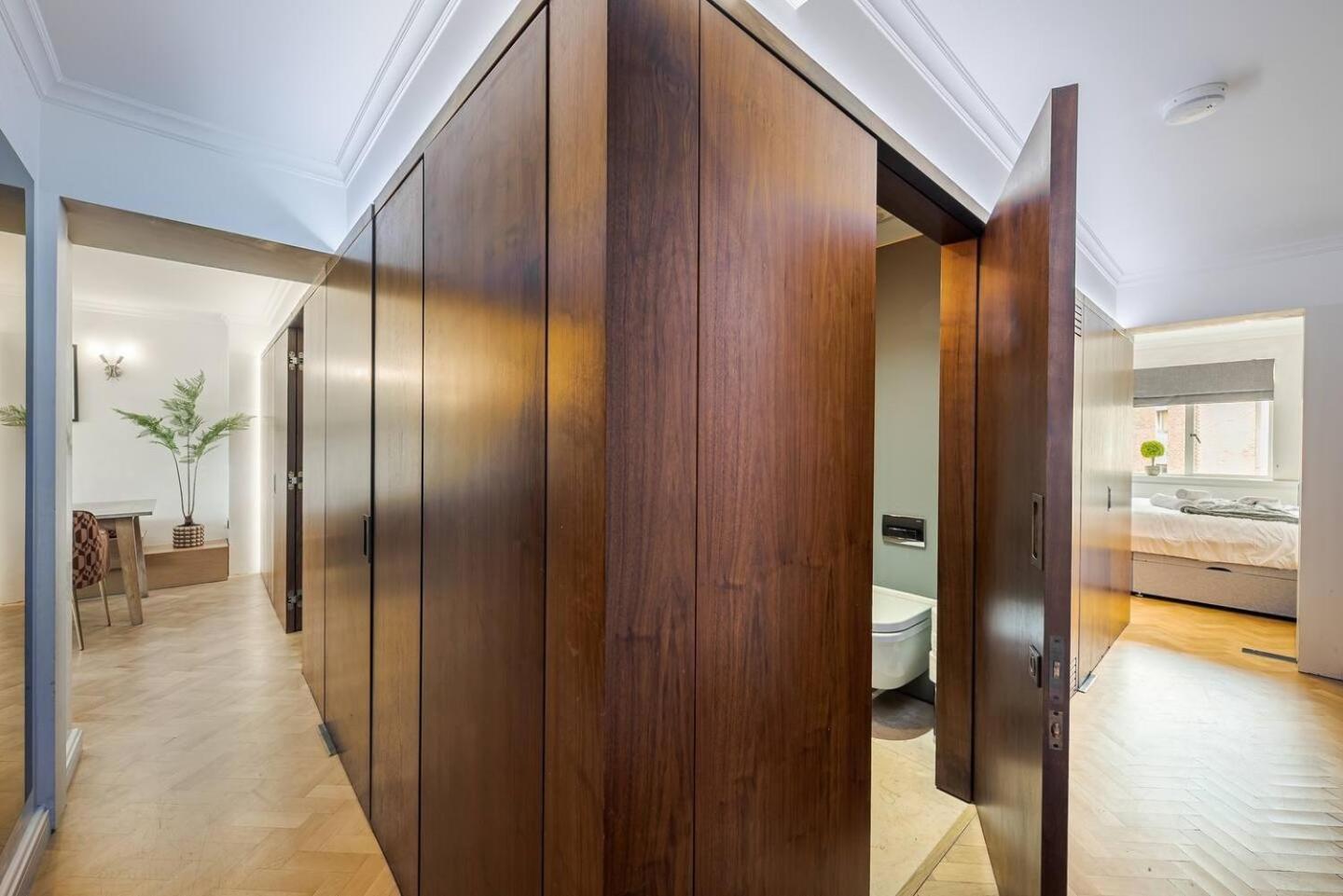 Modern Knightsbridge Apartment With Balcony Overlooking Harrods Prime Location London Bagian luar foto