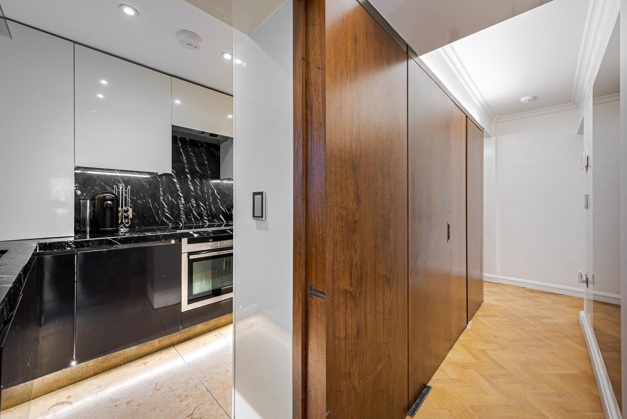 Modern Knightsbridge Apartment With Balcony Overlooking Harrods Prime Location London Bagian luar foto