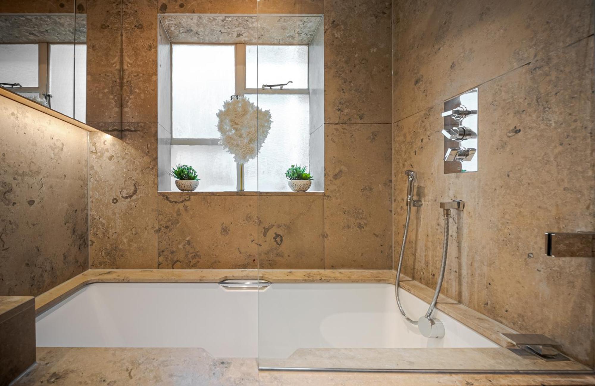 Modern Knightsbridge Apartment With Balcony Overlooking Harrods Prime Location London Bagian luar foto