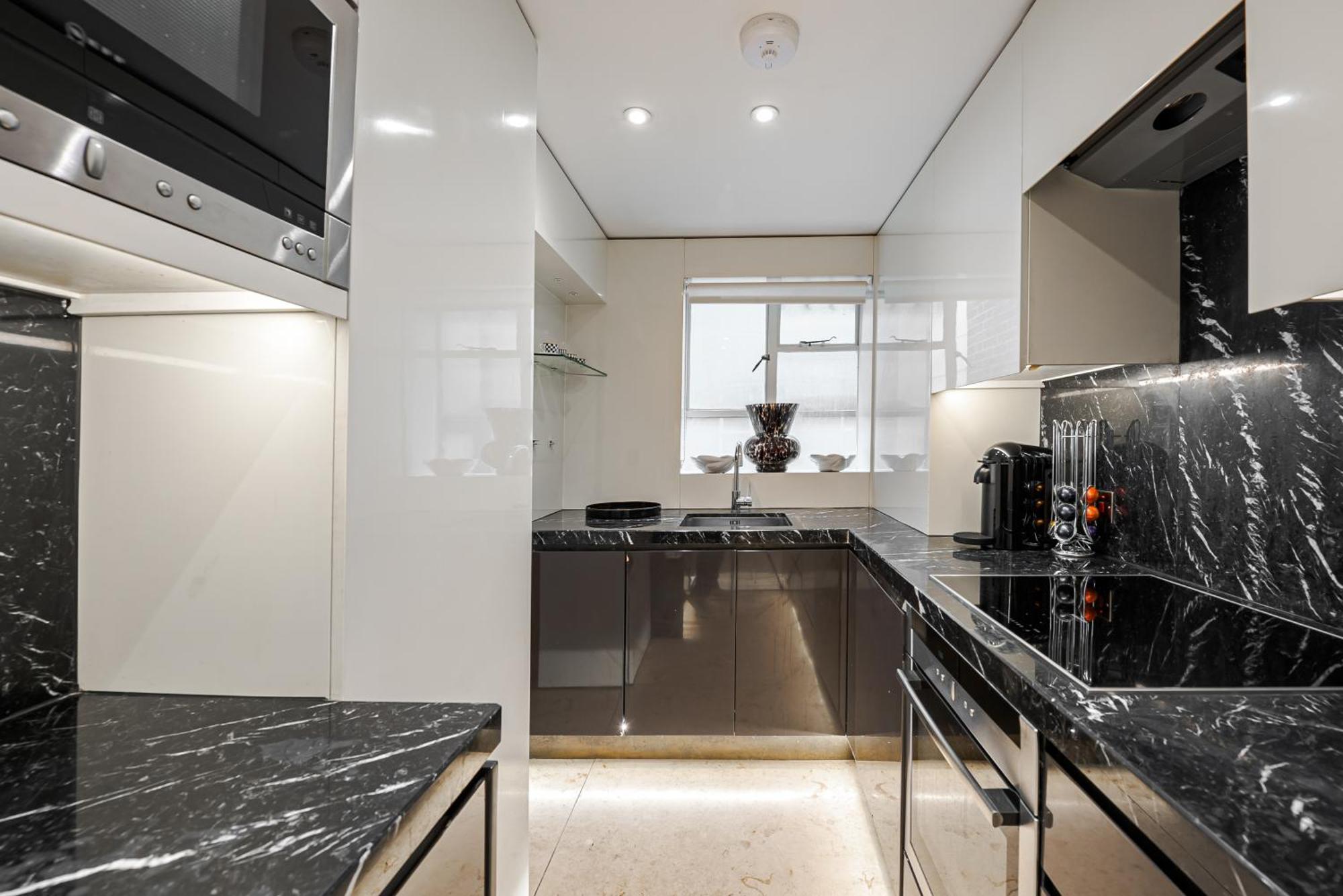 Modern Knightsbridge Apartment With Balcony Overlooking Harrods Prime Location London Bagian luar foto
