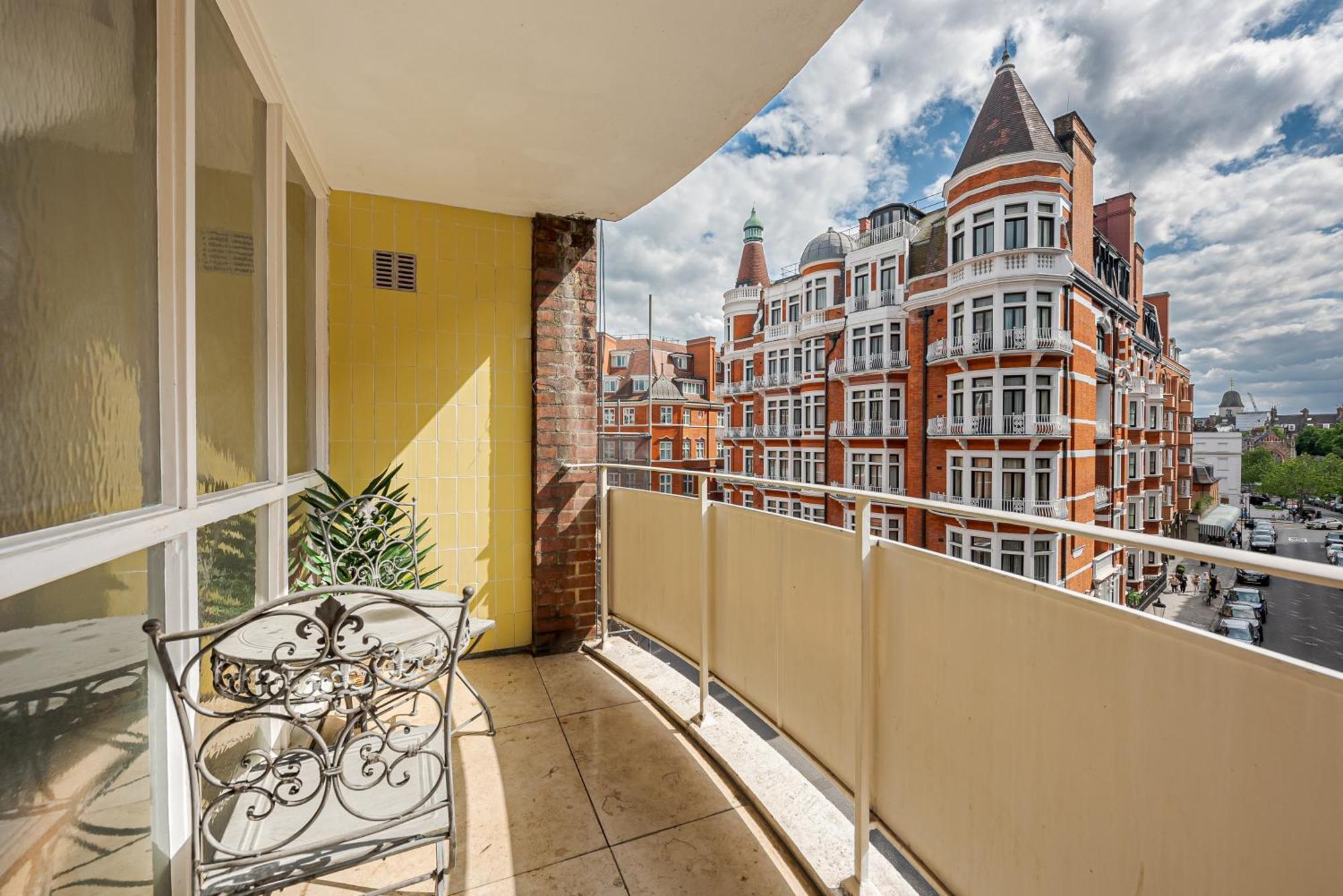 Modern Knightsbridge Apartment With Balcony Overlooking Harrods Prime Location London Bagian luar foto