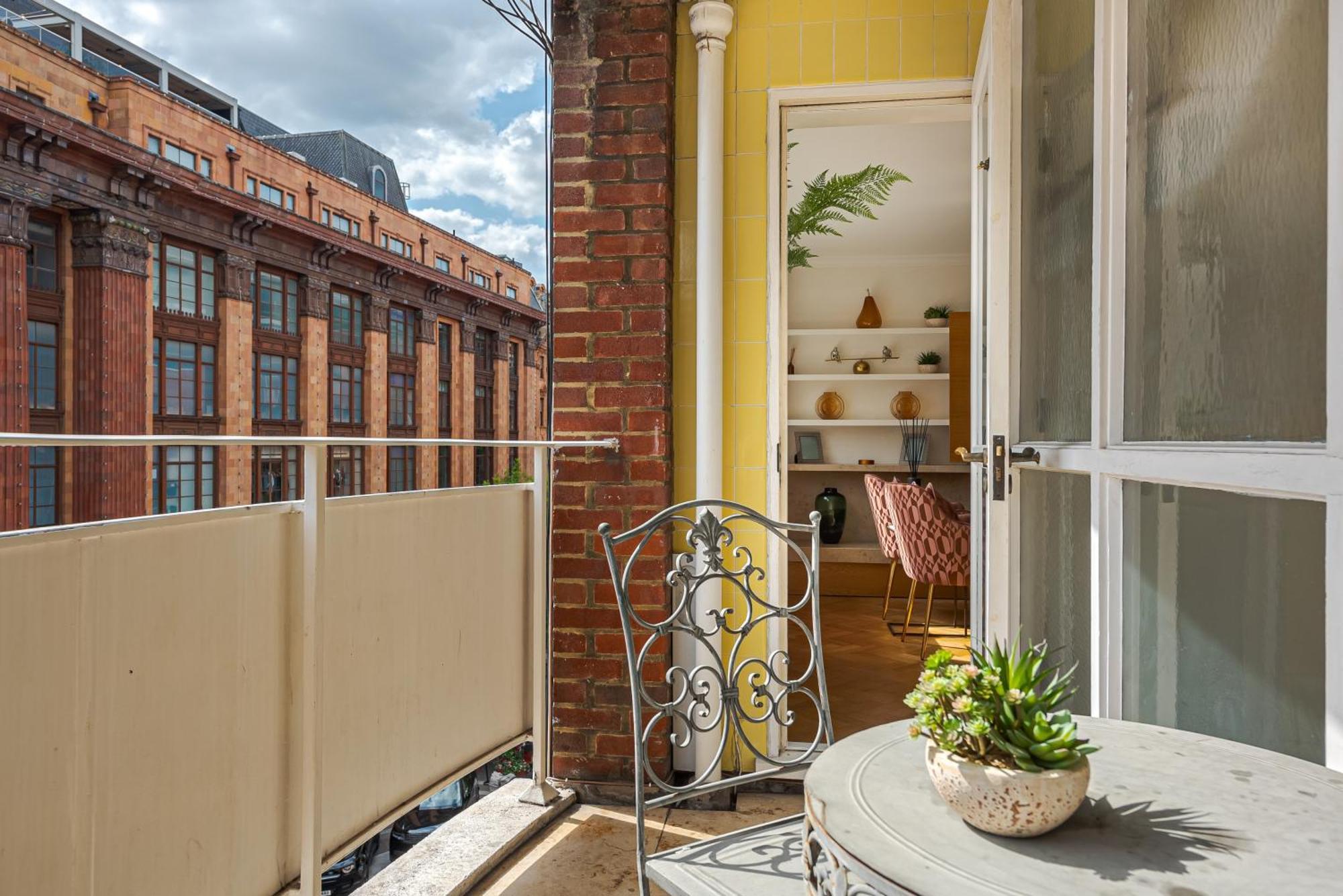 Modern Knightsbridge Apartment With Balcony Overlooking Harrods Prime Location London Bagian luar foto