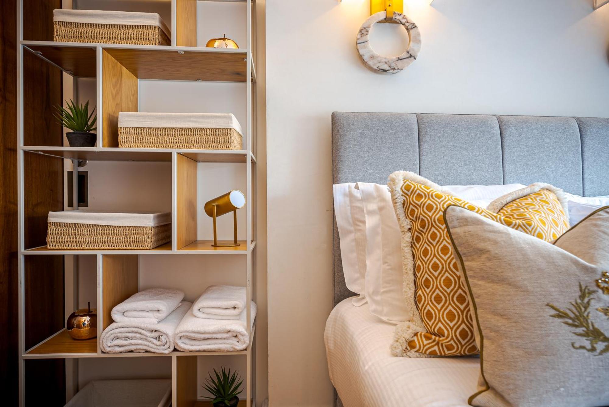 Modern Knightsbridge Apartment With Balcony Overlooking Harrods Prime Location London Bagian luar foto