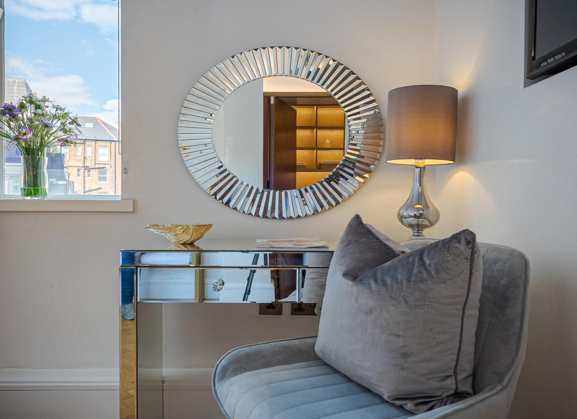 Modern Knightsbridge Apartment With Balcony Overlooking Harrods Prime Location London Bagian luar foto
