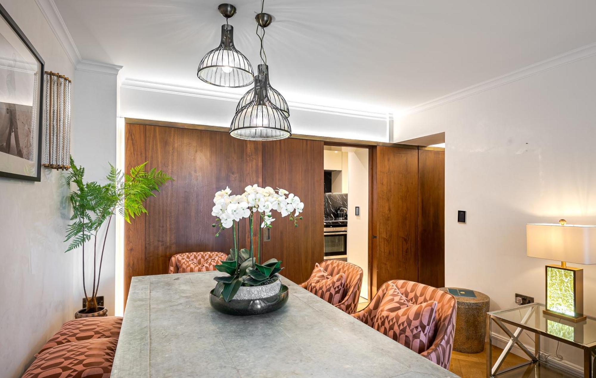 Modern Knightsbridge Apartment With Balcony Overlooking Harrods Prime Location London Bagian luar foto