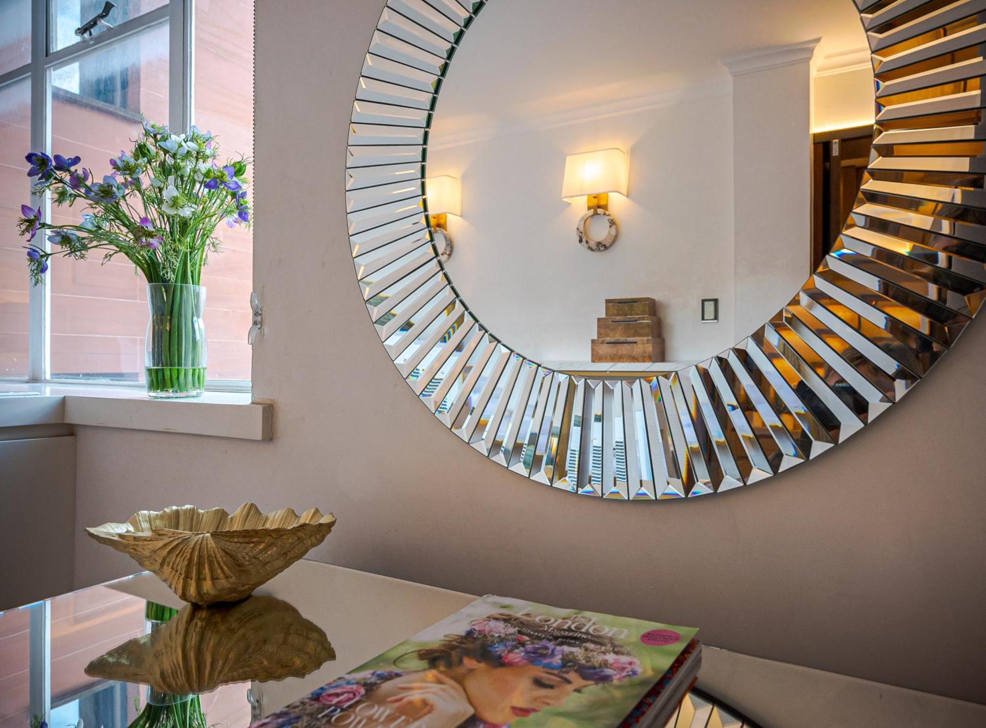 Modern Knightsbridge Apartment With Balcony Overlooking Harrods Prime Location London Bagian luar foto