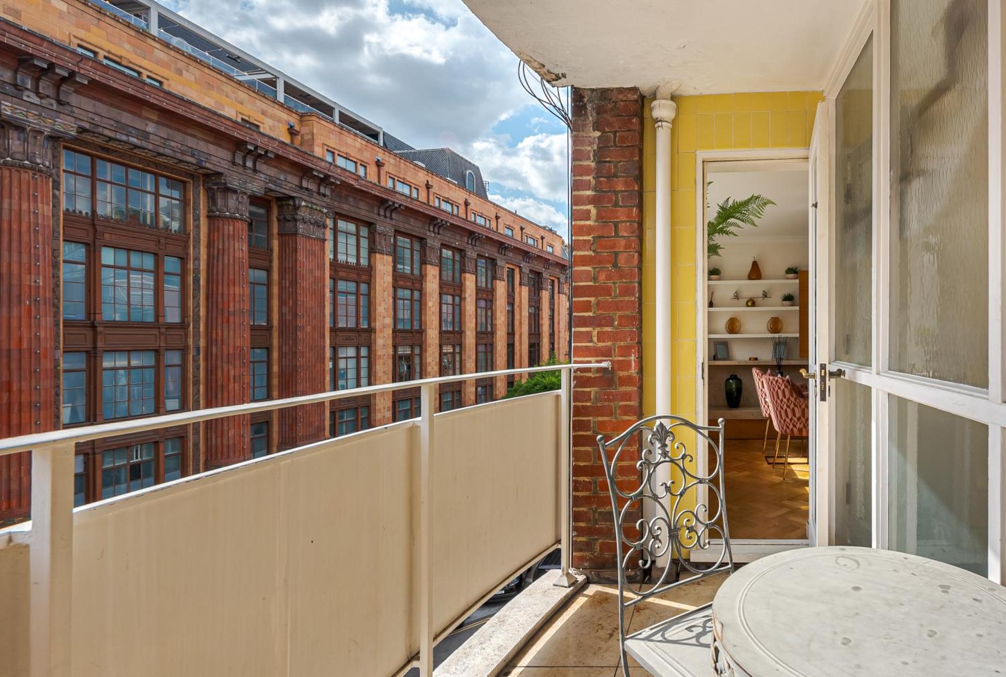 Modern Knightsbridge Apartment With Balcony Overlooking Harrods Prime Location London Bagian luar foto