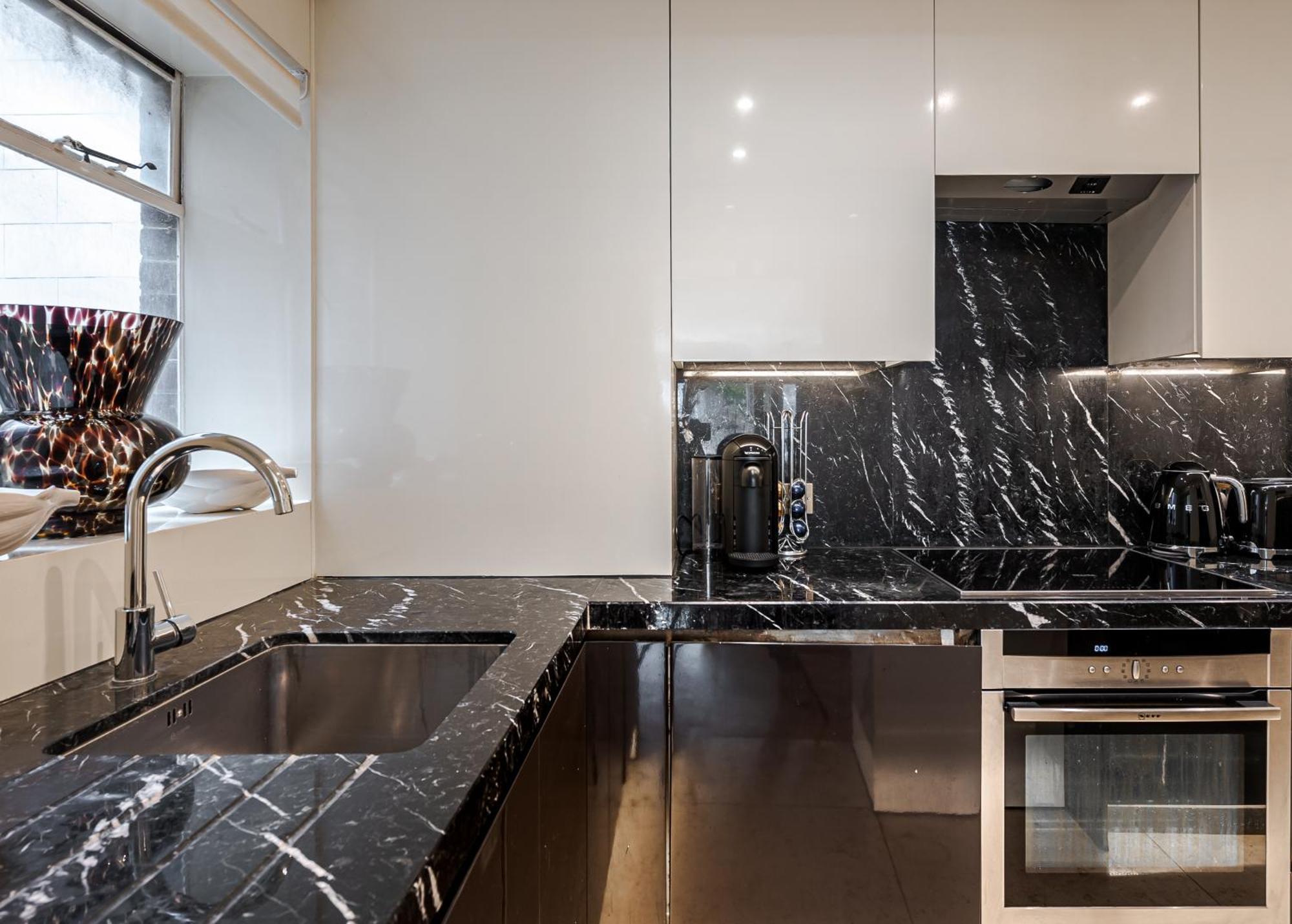 Modern Knightsbridge Apartment With Balcony Overlooking Harrods Prime Location London Bagian luar foto