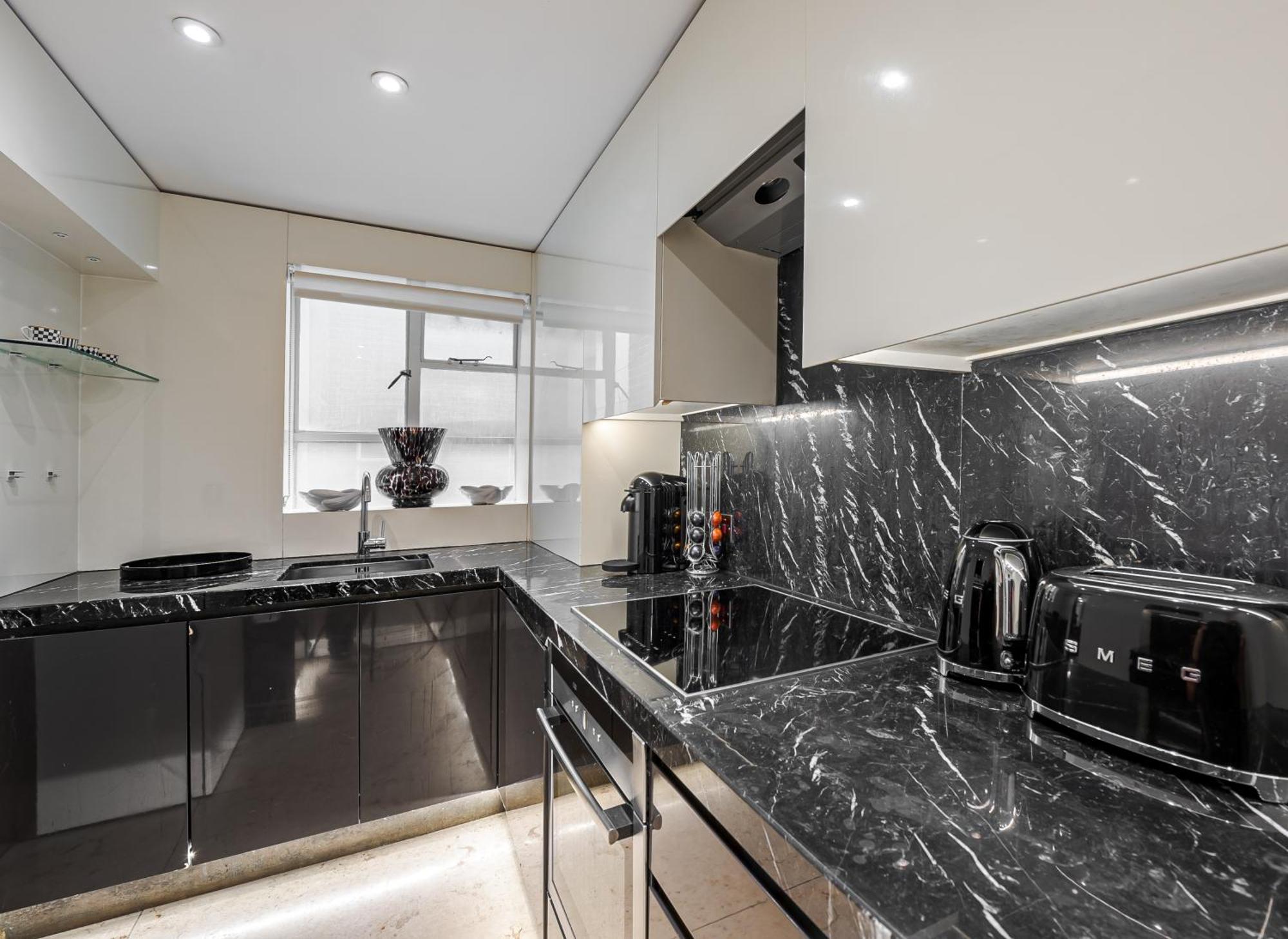 Modern Knightsbridge Apartment With Balcony Overlooking Harrods Prime Location London Bagian luar foto