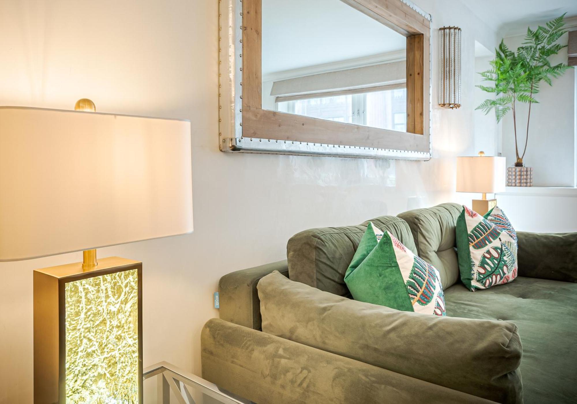 Modern Knightsbridge Apartment With Balcony Overlooking Harrods Prime Location London Bagian luar foto